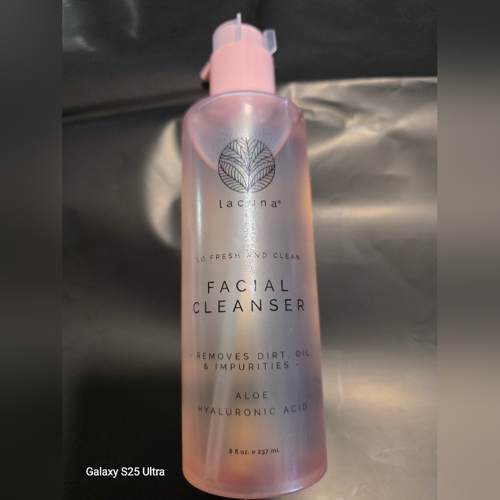 Pink Facial Cleanser with Aloe and Hyaluronic Acid